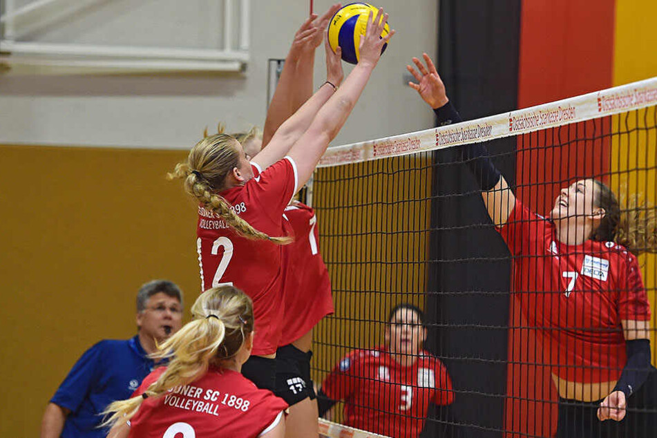 Jennifer Cross blockt Vilsbiburgs Angriff ab.
