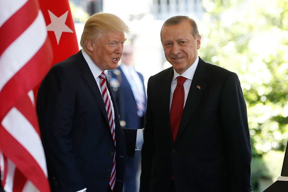 Nachdem US-Präsident Donald Trump (li.) amerikanische Truppen aus Nordsyrien abgezogen hatte, schickte der türkische Präsidenten Recep Tayyip Erdogan seine Truppen in das Gebiet.