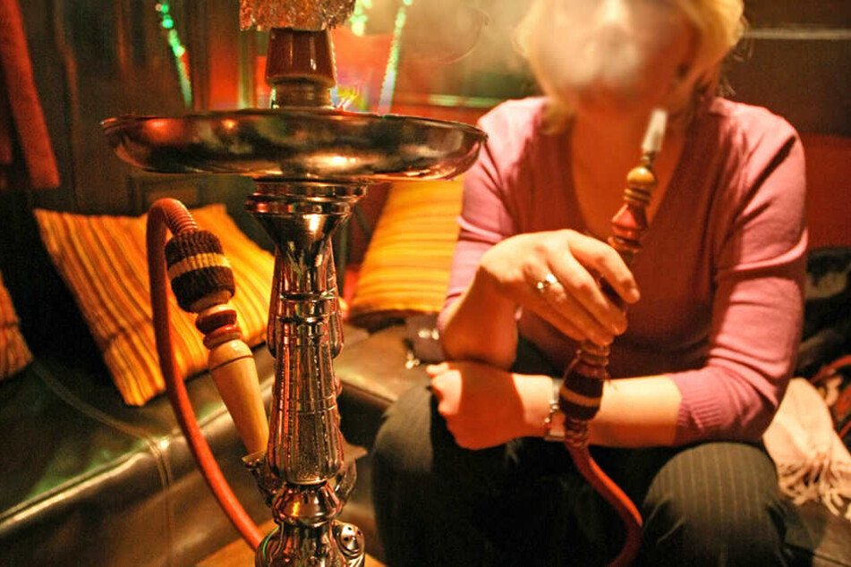 Eine 19-Jährige wurde in einer Shisha-Bar lebensgefährlich verletzt. (Symbolbild)