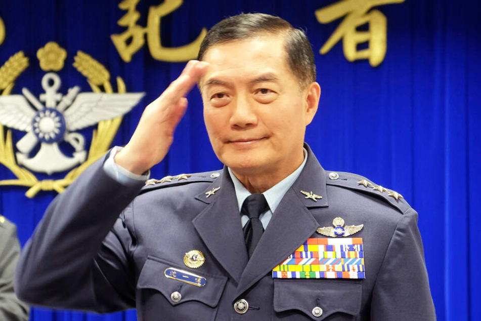 Luftwaffengeneral Shen Yi-ming, Generalstabschef von Taiwan, salutiert während einer Pressekonferenz.