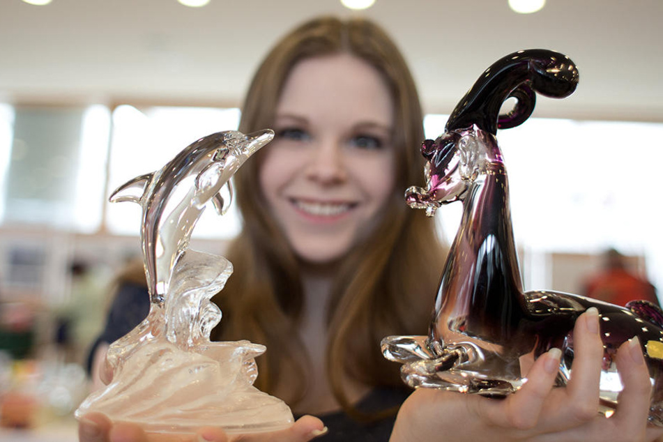 Eine Verkäuferin mit zwei Tierfiguren auf einem Trödelmarkt. Am Dienstag verraten Experten im Grassi Museum, wie kostbar Trödelmarkt-Schnäppchen sind.