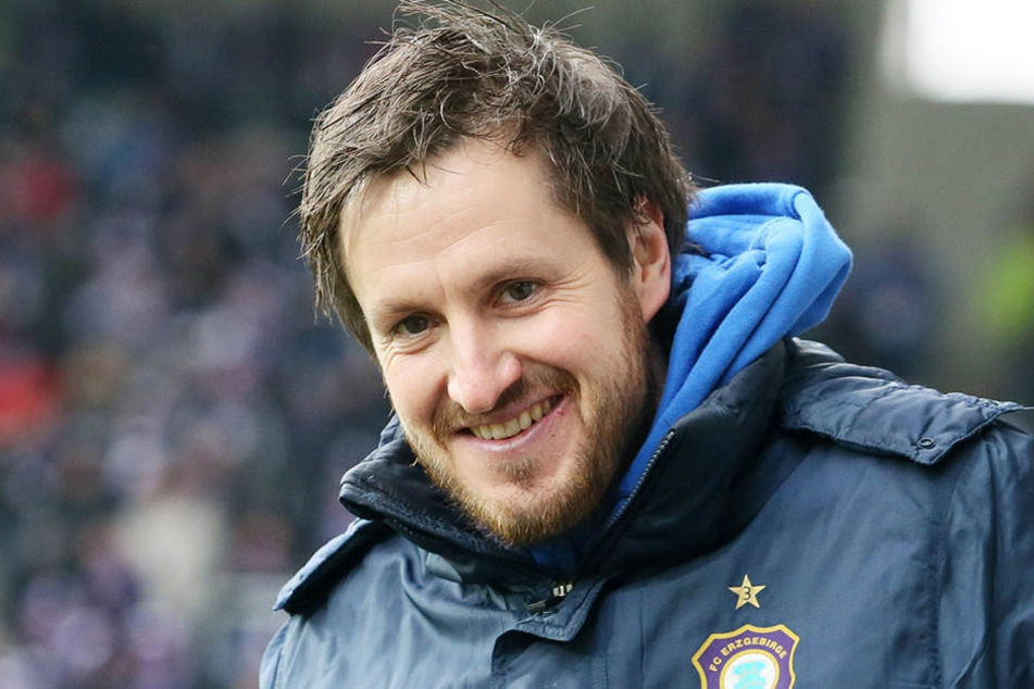 Hannes Drews wird weiter Trainer in Aue bleiben.