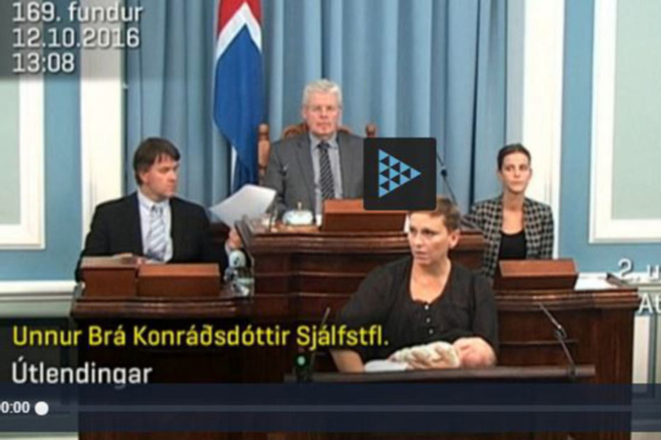 Die Isländerin stillt ihr Neugeborenes während einer Rede im Parlament.