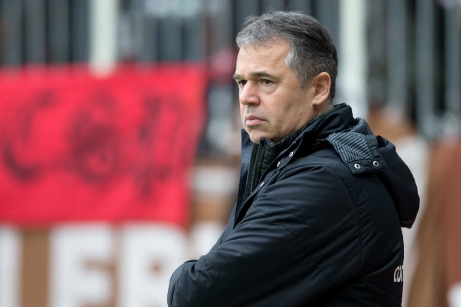 Der Sportchef von St. Pauli, Andreas Rettig, ist gerade alles andere als amused.