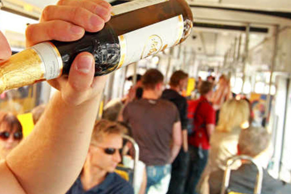 Das Bier in der Bahn ist verboten. Die Dresdner Verkehrsbetriebe appellieren an ihre Fahrgäste.