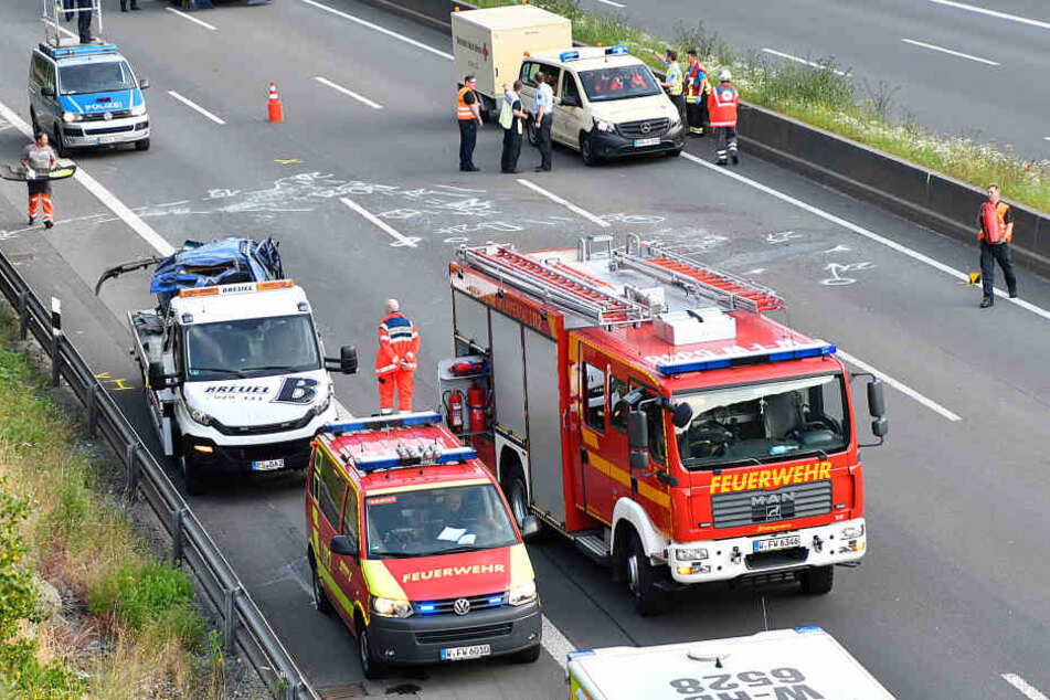 Die Feuerwehr bei den Aufräumarbeiten nach dem tödlichen Unfall.