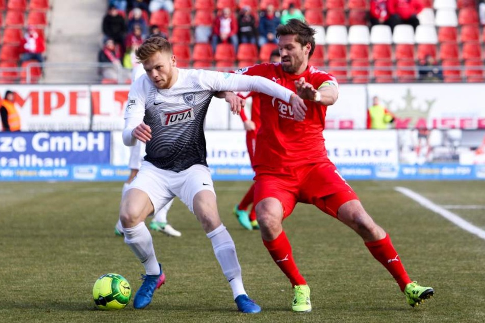 Lion Schweers (l.) im Zweikampf mit Ronny König (r., Zwickau).