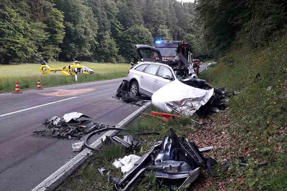 Eine heftige Kollision. Der Fahrer des Autos schwebt in Lebensgefahr.