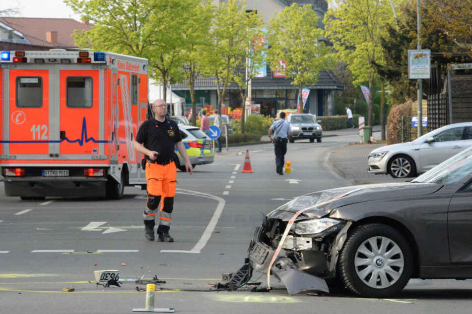 Mit voller Wucht krachte der Motorradfahrer in die linke Seite des BMW.