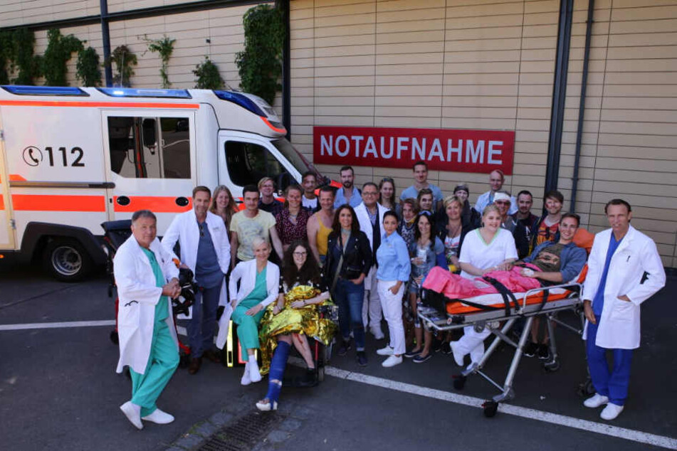 In aller Freundschaft wird 20! In der Jubiläumsfolge ist die Sachsenklinik gefragt wie nie: Hunderte Patienten sind nach einer Massenpanik auf einem Festival verletzt.