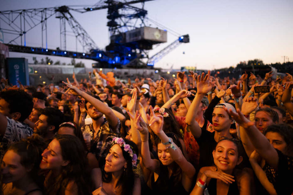 Am frühen Freitagmorgen ist beim Melt-Festival in Gräfenhainichen (Sachsen-Anhalt) ein 41-jähriger Mann gestorben. Er war beim Tanzen zusammengebrochen.