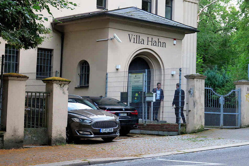 In der "Villa Hahn", dem Firmensitz von community4you, trafen sich Teile des Vorstands, Aufsichts- und Ehrenrats zur Krisensitzung.