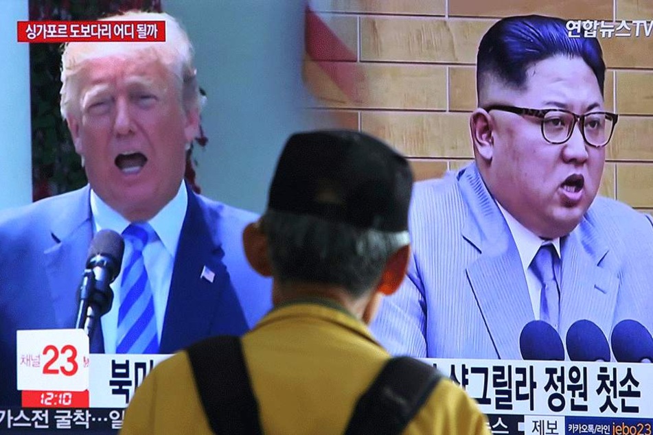 Donald Trump, Präsident der USA, und Kim Jong Un, Machthaber in Nordkorea, sind während einer Nachrichtensendung auf einem TV-Bildschirm zu sehen.