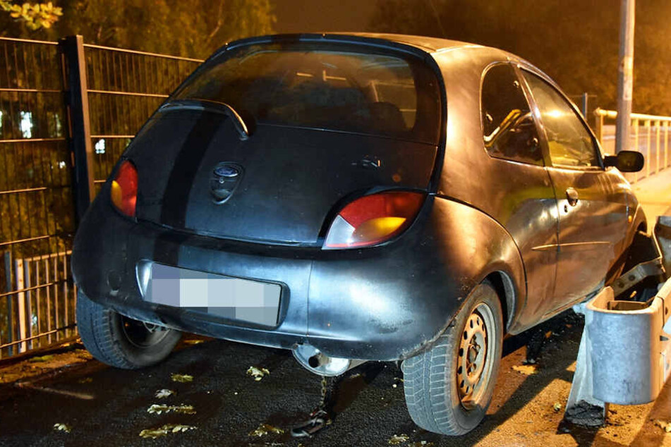 Das Pärchen war in einem Ford Ka unterwegs, den sie auf ihrer Flucht in die Leitplanke setzten.