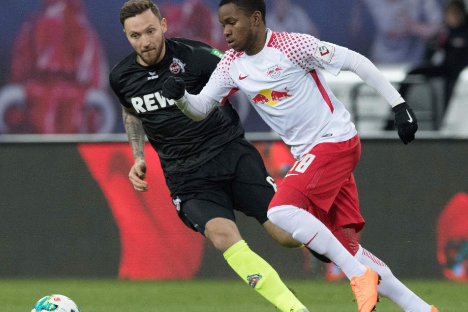 Leipzigs Ademola Lookman (rechts) und Kölns Marco Höger (links) kämpfen um den Ball.