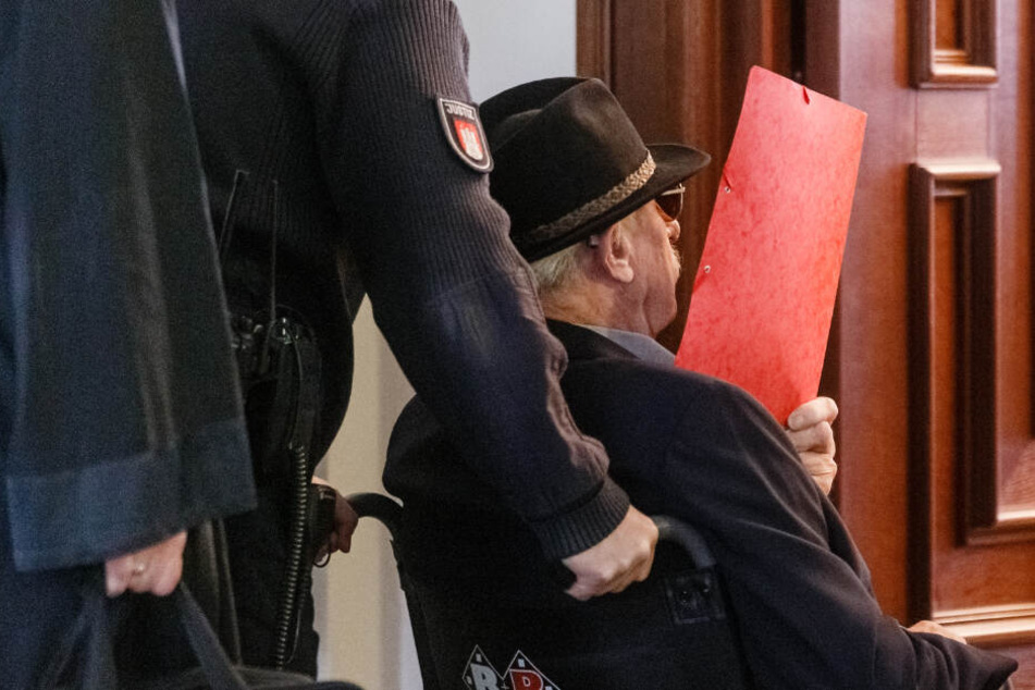 Der ehemalige SS-Wachmann wird von einem Justizbeamten in den Gerichtssaal gefahren.