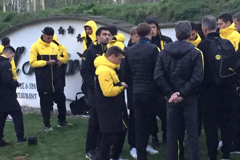 Spieler und Trainer Thomas Tuchel (M.) versuchen die Geschehnisse zu verarbeiten.