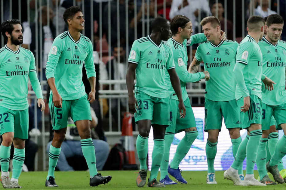 Die Mitspieler feiern mit Toni Kroos (3.v.r.).