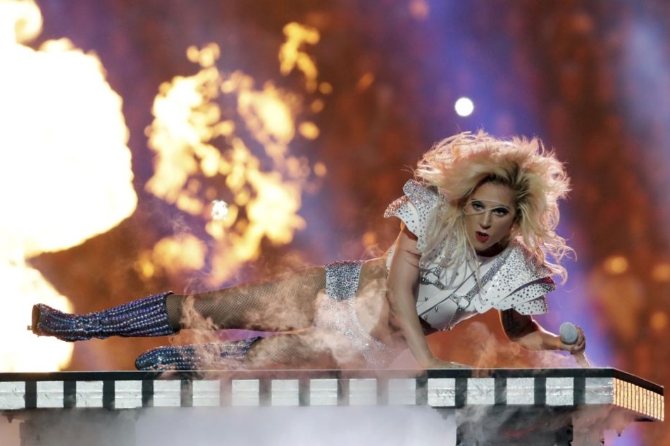 Feurig: Lady Gaga legte wie gewohnt eine Show mit viel Effektfeuerwerk hin - die Fans waren begeistert.