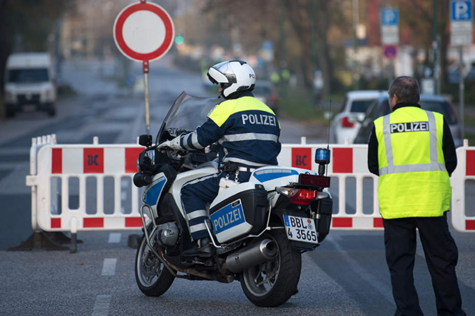 Polizisten sperren in Potsdam (Brandenburg) eine Straße am Hauptbahnhof.