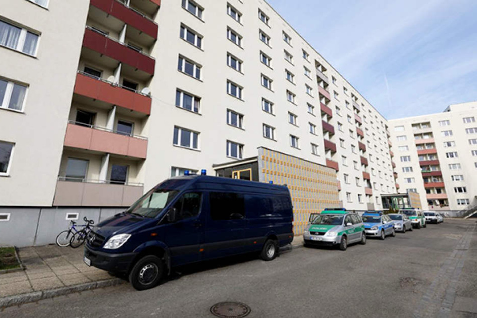 In einer Wohnung an der St. Petersburger Straße wurde am Donnerstag eine Leiche geborgen.