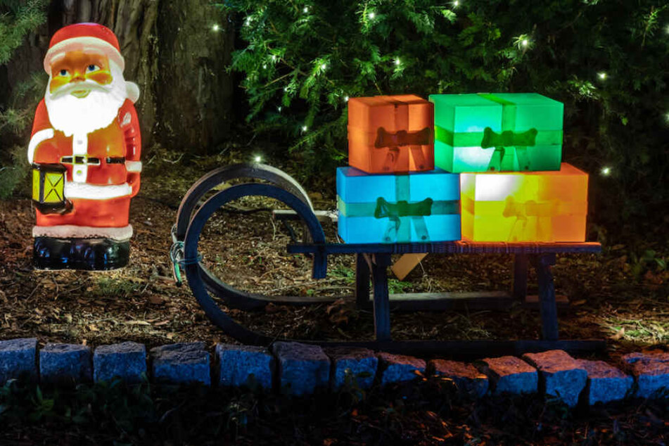 Auch Weihnachtsmann und Geschenkeschlitten leuchten in bunten Farben.