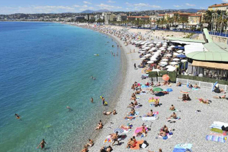 An diesem beliebten Strand in Nizza musste sich eine 34-jährige Mutter vor allen Augen entkleiden.