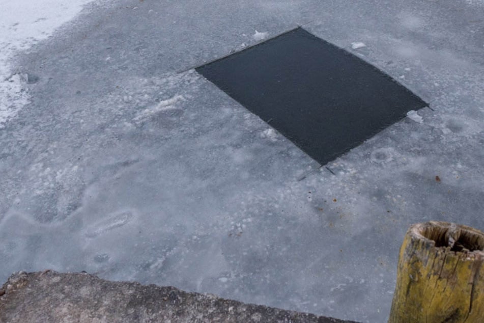 Ein großes Loch musste in den Löschteich gesägt werden.