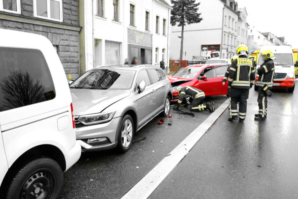 Der VW krachte in mehrere geparkte Autos.