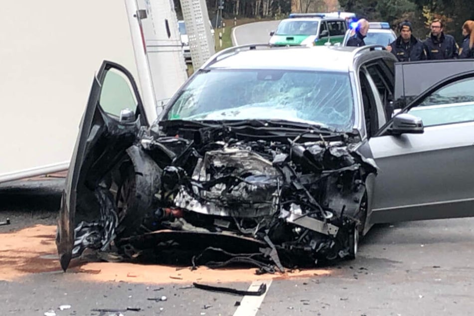 Der Mercedes ist bei dem Unfall in Bayern schwer beschädigt worden.