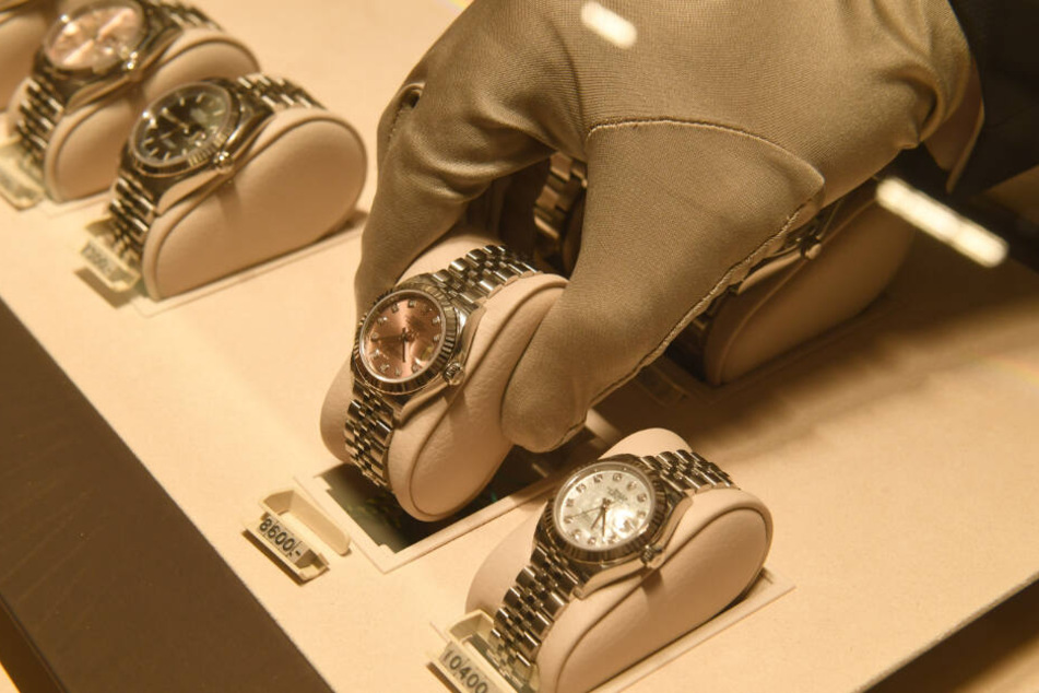 Uhren der Marke Rolex sind in einem Glasschaukasten in einem Kaufhaus zu sehen.