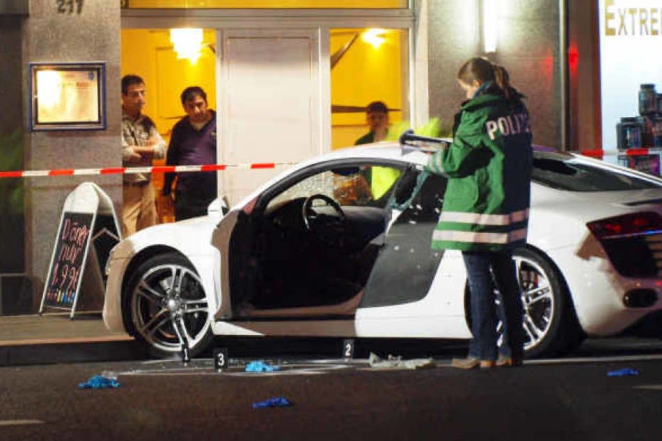 Der weiße Audi R8 wurde beim SEK-Einsatz 2011 in Köln im Kugelhagel durchlöchert.