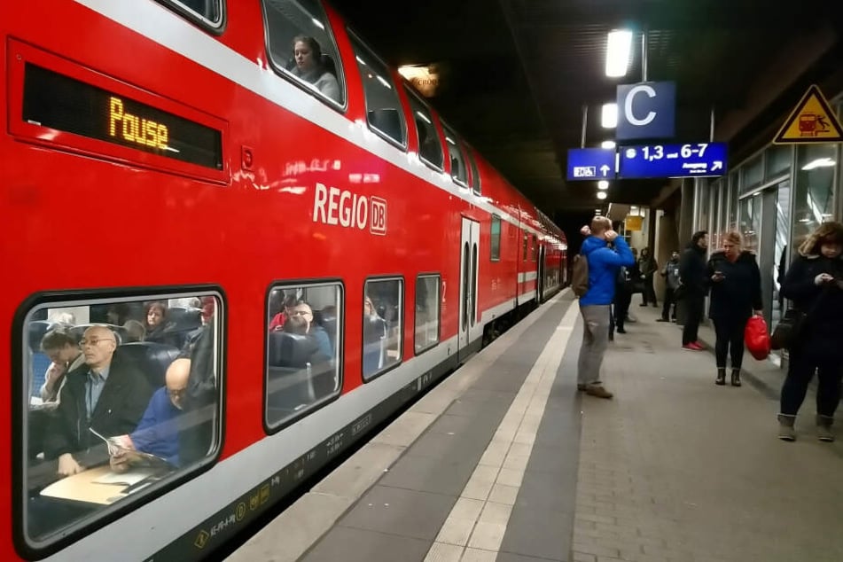 Eine Regionalbahn mit Fahrgästen steht im Bahnhof. (Symbolbild)