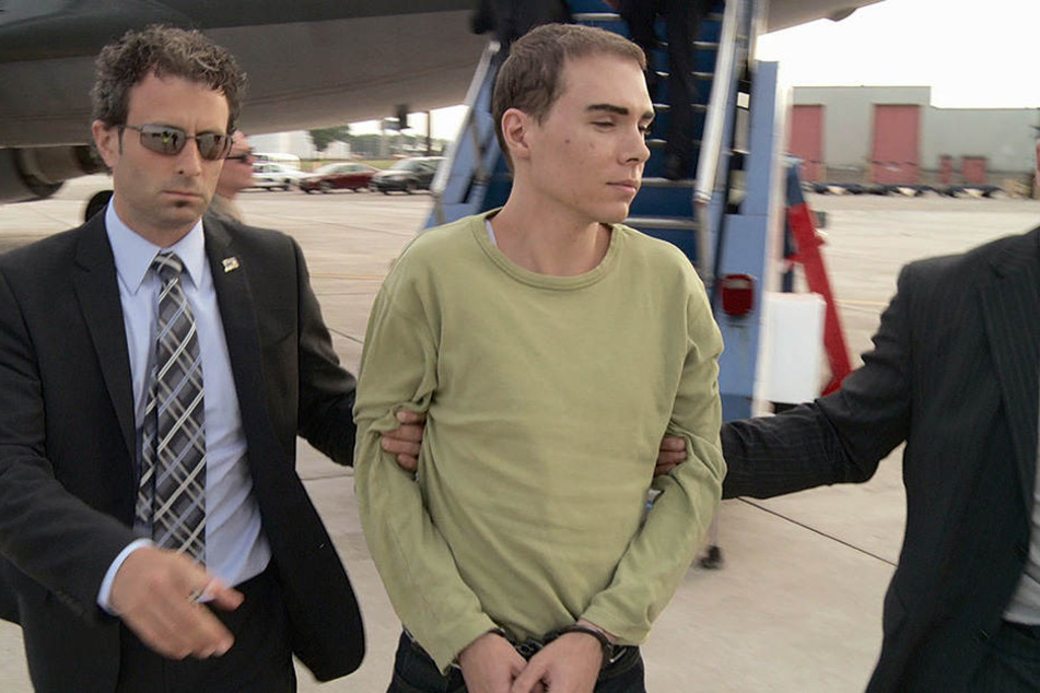 Luka Magnotta (34) bei seiner Überführung. Er wurde nach seiner Flucht in Berlin-Neukölln geschnappt