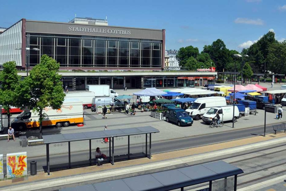 Rund um die Stadthalle in Cottbus darf ab de 1. Juni kein Alkohol mehr getrunken werden.
