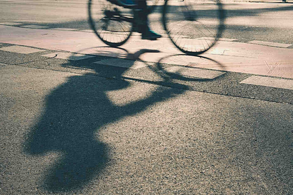 Statt der 26-Jährigen Platz zu machen, zogen die fünf Männer sie vom Fahrrad. (Symbolbild)
