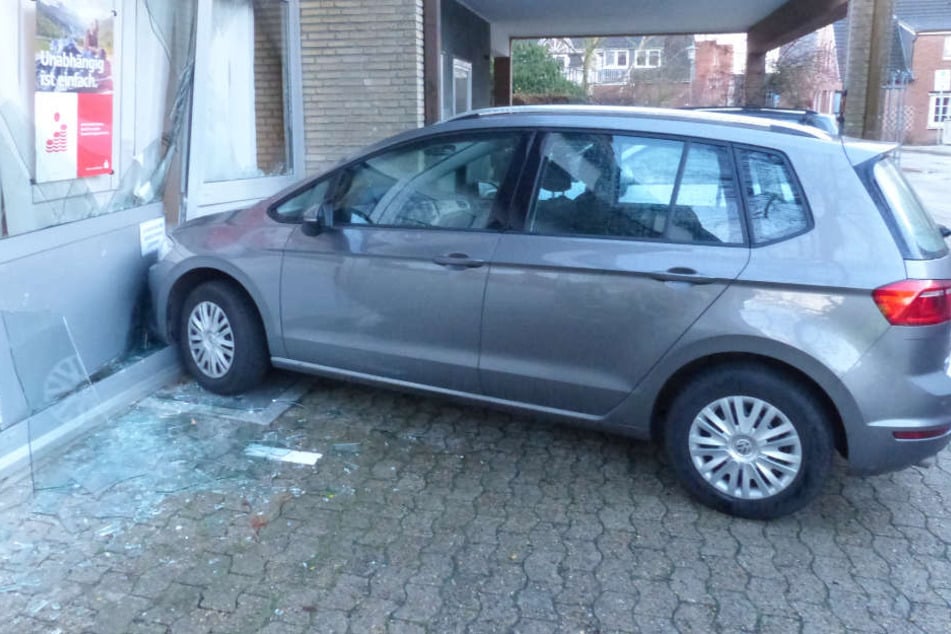 Der Rentner krachte mit seinem Auto gegen die Wand der Sparkasse.