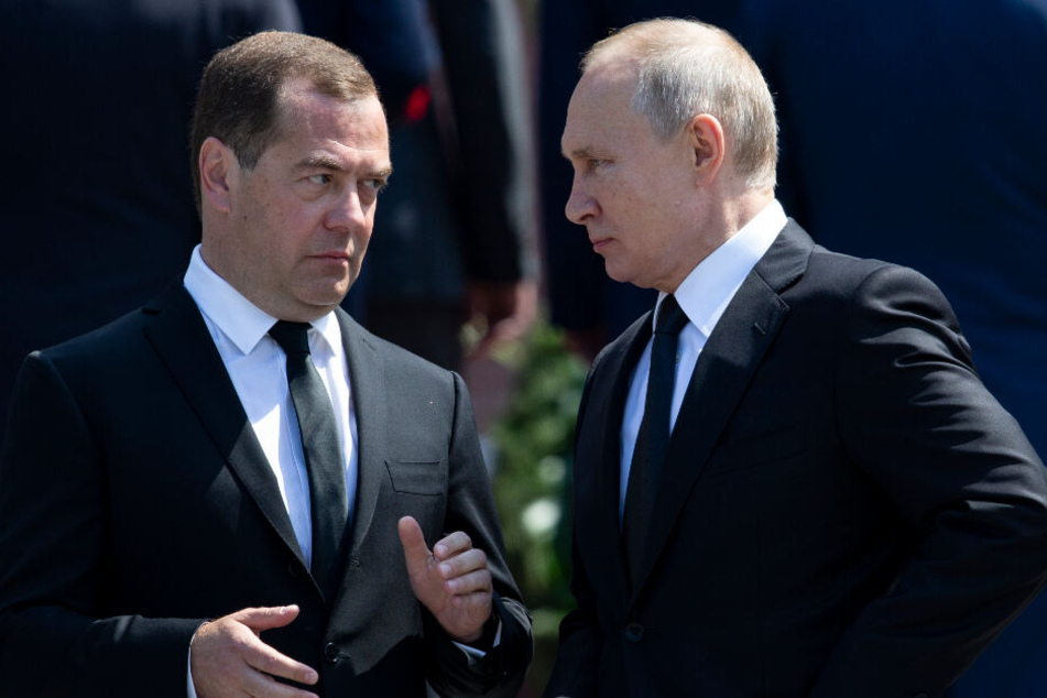 Wladimir Putin (67, r.) und Dmitri Medwedew (54) im Gespräch.