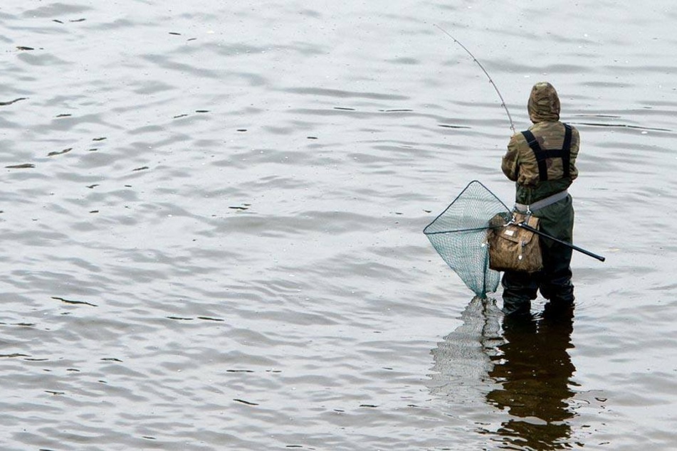 Eins mit der Natur: Angel-Sachse beim Fischen - einer von mehr als 70.000.