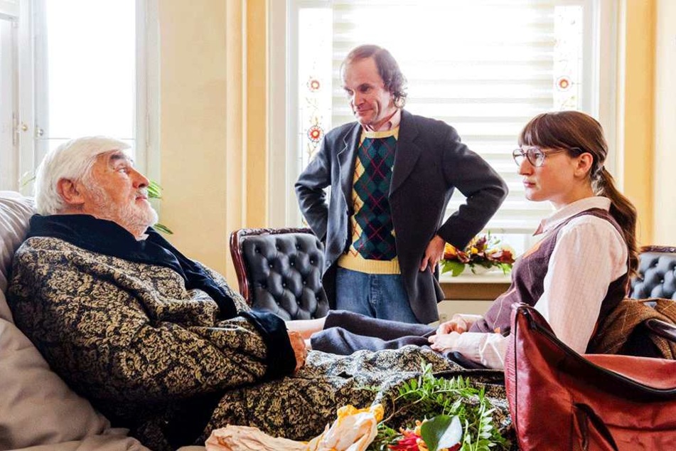 Olaf stellt seinem Vati (Mario Adorf, 86) die neue Flamme Pamela (Marie Leuenberger, 36) vor.