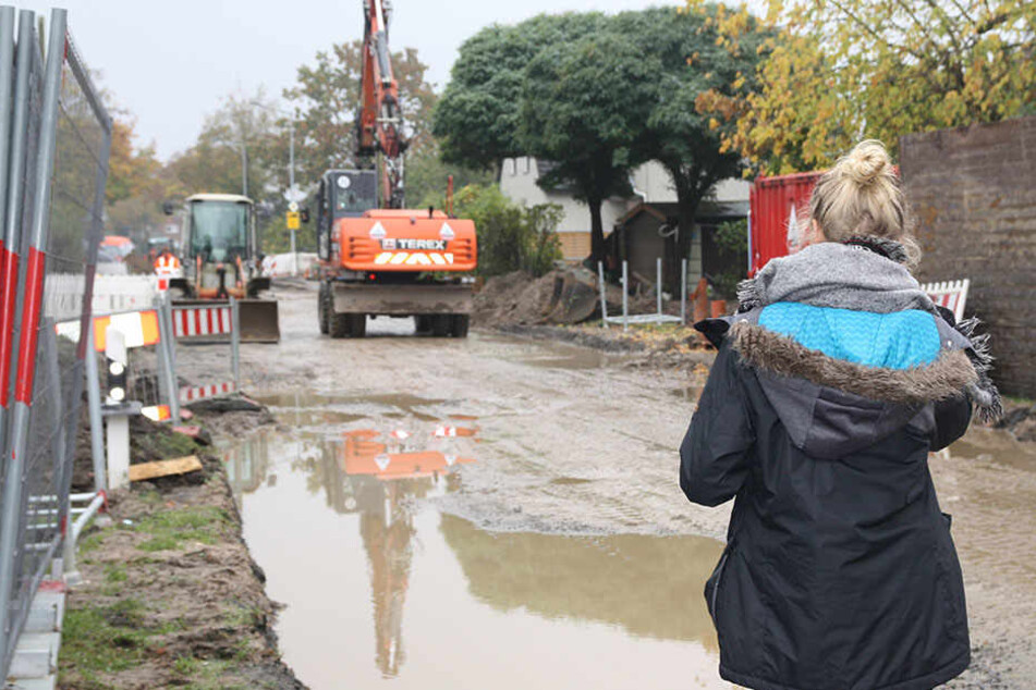 Für die Anwohner ist es kaum vorstellbar, dass hier bis Dezember eine neue Fahrbahn entstehen soll.