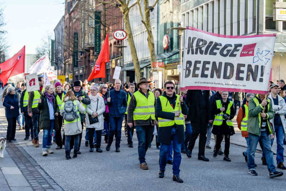 Rund 140 Menschen haben sich in Hamburg an der Kundgebung von "Aufstehen" beteiligt.