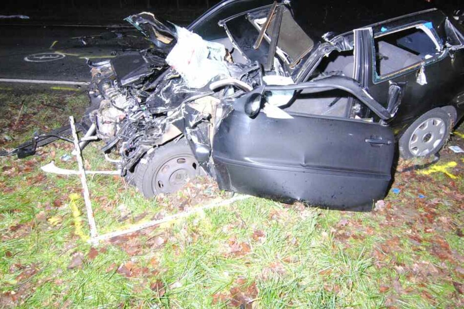Das Fahrzeug wurde bei dem Crash komplett zerstört.