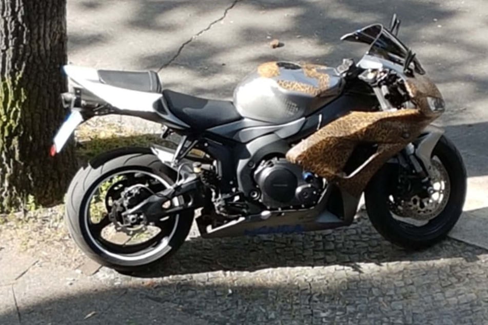 Anfang August sollen zwei Einbrecher mit diesem Motorrad in Westend geflüchtet sein.
