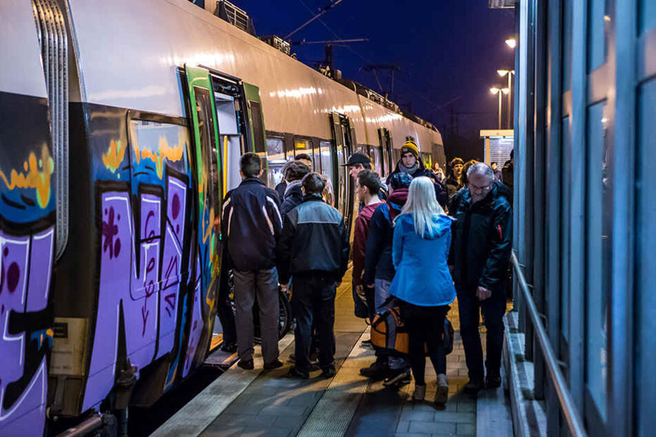 Besonders Berufspendlern kommen die Ticketerhöhungen teuer zu stehen.
