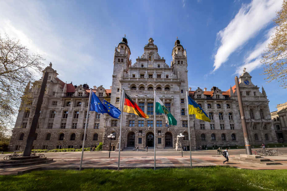 Zwischen Neuem Rathaus (Bild) und Stadthaus stürzte ein Dachziegel auf die Lotterstraße.