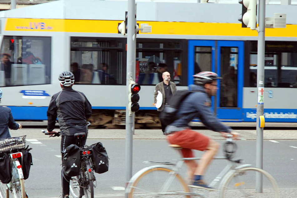 Mehrere junge Leute sind in einer Leipziger Straßenbahn auf ein Pärchen losgegangen (Symbolbild).