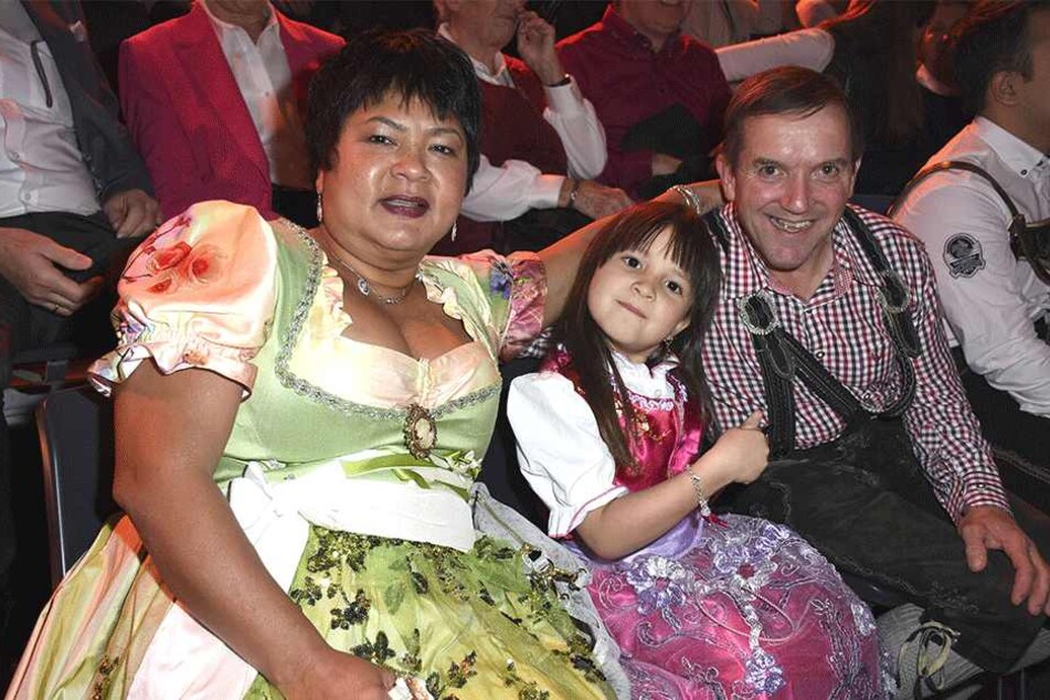 Narumol (52) mit ihrer Tochter Jorafina (6) und ihrem Mann Josef (57).