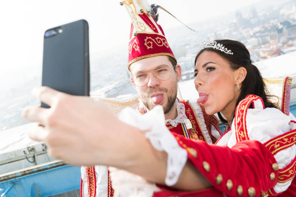 Prinz Christan I. und Jule I. machen noch schnell ein Selfie über Erfurts Dächern.