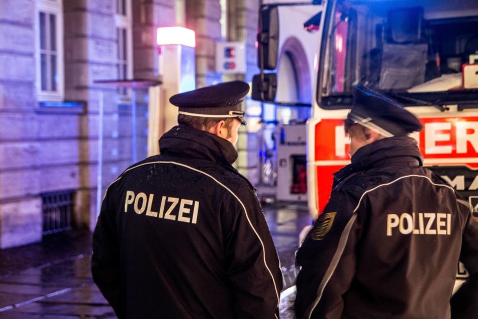 Der Feuerwehr gelang es schnell, die Flammen im Täubchenweg unter Kontrolle zu bringen. Die Polizei ermittelt. (Symbolfoto)